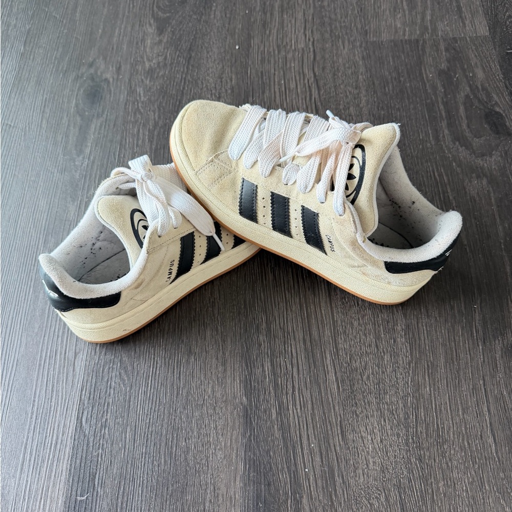 Well worn womens sneakers - Picture 3 of 6